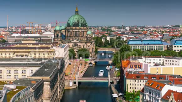 德国柏林2019年5月柏林市中心Spree河上的船只和船只移动的时间推移视图视频的预览图