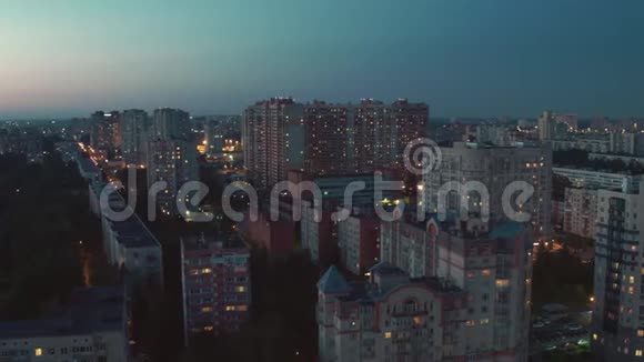 俄罗斯圣彼得堡白色夜晚的俯视图视频的预览图