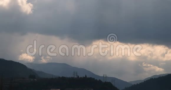 森林山脉有快速移动的日落蓬松的风暴云在大风日电影视频的预览图