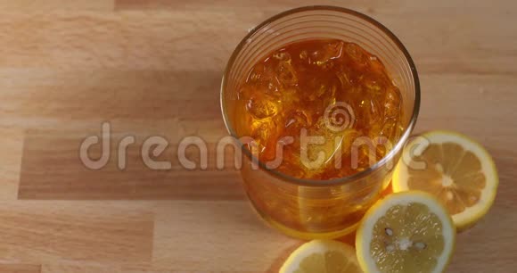 冰镇柑橘鸡尾酒饮料手搅饮料和调羹视频的预览图