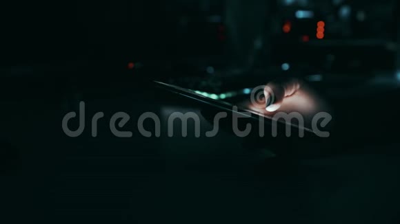 大屏幕手机夜景特写电影角上的黑暗科幻未来房间手卷视频的预览图
