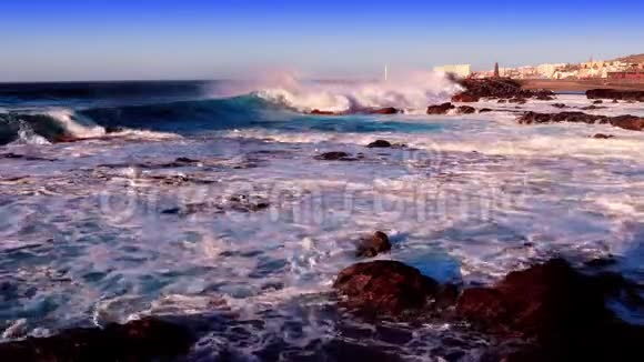 暴风海和灯塔视频的预览图