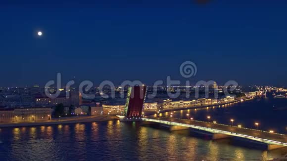 圣彼得堡市区河流和夜晚桥梁的鸟瞰图视频的预览图