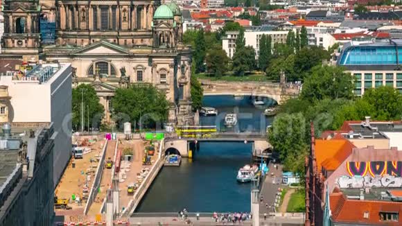 德国柏林2019年5月柏林市中心Spree河上船只和船只移动的延时视图视频的预览图