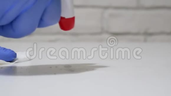 一名员工手戴防护手套用洗涤剂清洗台面家庭卫生活动视频的预览图