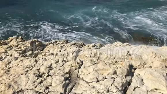 海浪拍打着岩石观的晶莹剔透的大海层状的岩石和美丽的大自然蔚蓝海岸选择性选择性选择性视频的预览图