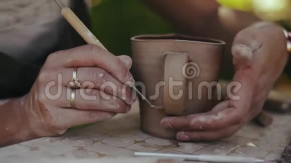 泥塑工艺工具手柄的特写女性手视频的预览图