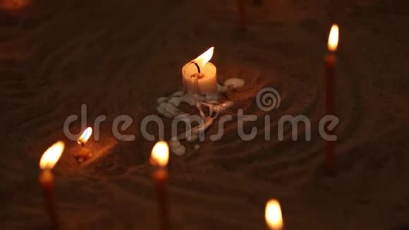 地上的蜡烛和光视频的预览图