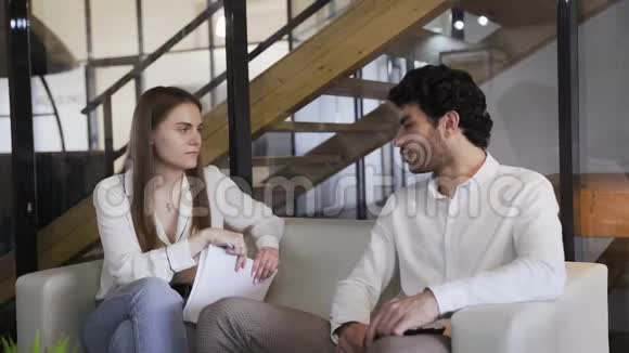 年轻女记者采访现代办公室的男子视频的预览图