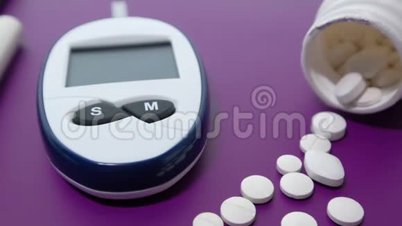 糖尿病药丸和听诊器的血糖测量视频的预览图