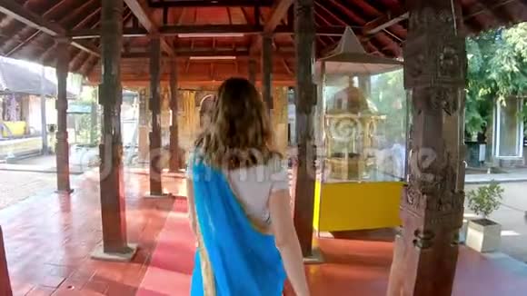 白种人女人在斯里达拉达马里加瓦神庙祈祷视频的预览图