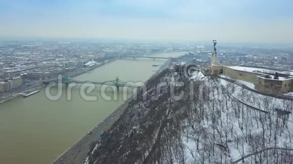 匈牙利布达佩斯格勒特山和Citadella的空中天际线镜头背景是自由女神像和自由桥视频的预览图