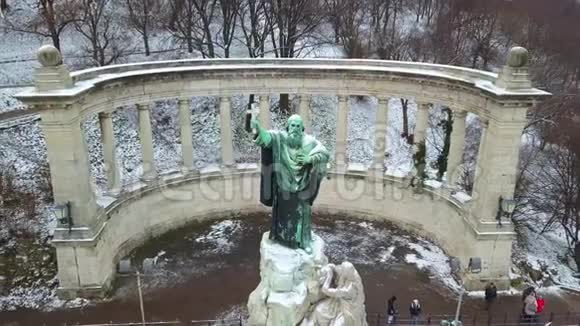 匈牙利布达佩斯4K无人驾驶飞机在冬季从圣盖勒特主教雕像和纪念碑飞走的空中镜头视频的预览图