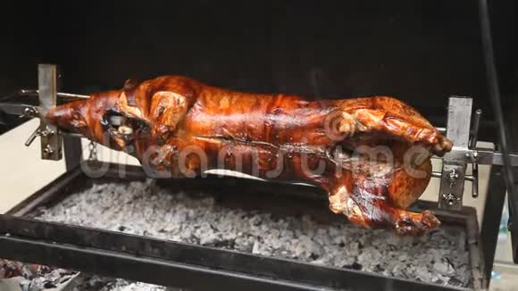 在烤架上做小猪的传统方法视频的预览图