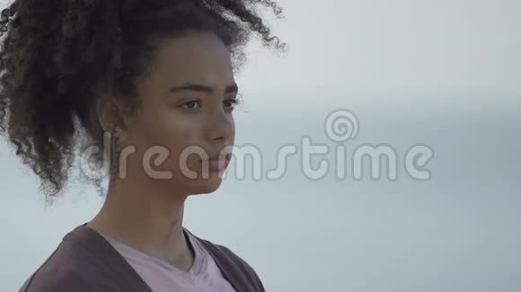 沮丧的非裔美国少女独自站立尴尬的年龄问题视频的预览图