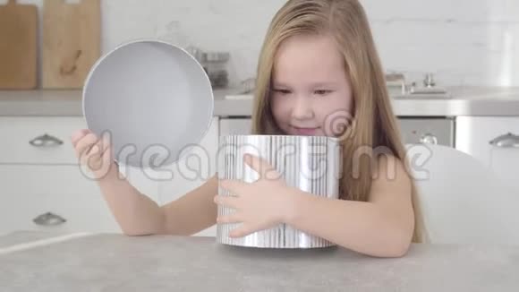 可爱的高加索女孩看灰色礼品盒的肖像相当快乐的孩子抱着礼物微笑幸福快乐视频的预览图