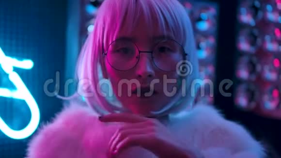 肖像自信优雅的30岁女性近在色彩鲜艳的粉红色房间视频的预览图