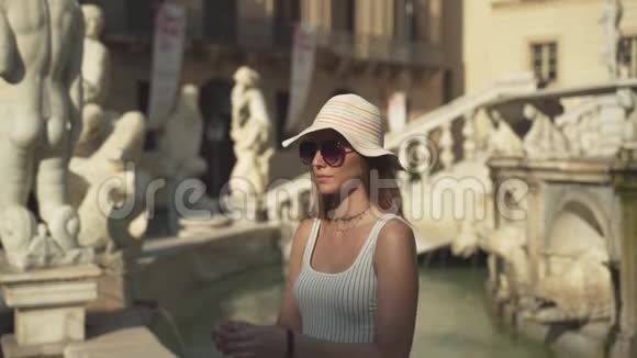 年轻女子在巴勒莫的意大利喷泉许愿视频的预览图