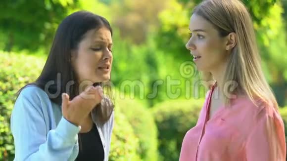愤怒的女性朋友在公园争吵和争吵友谊关系危机视频的预览图