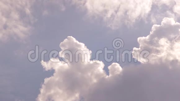 乌云在天空中迅速移动视频的预览图