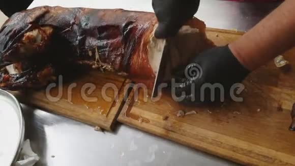 厨师把一只油炸的红猪切成块视频的预览图