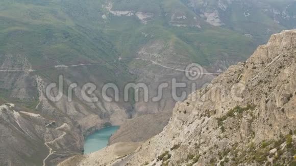 全景从上面大苏拉克峡谷在达吉斯坦共和国杜布基村俄罗斯山区河流视频的预览图