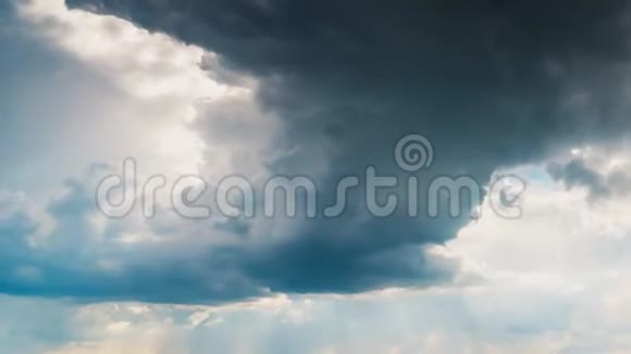 单个风暴细胞云太阳光线在田野上形成视频的预览图