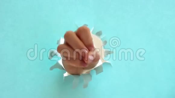女性的手在蓝色撕破的纸的背景上做一个倒计时视频的预览图