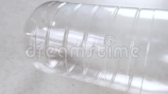 透明塑料瓶在框架内旋转特写拒绝一次性塑料盘子的主题视频的预览图