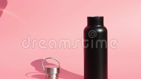 粉红色背景下可重复使用的黑色瓶装水视频的预览图