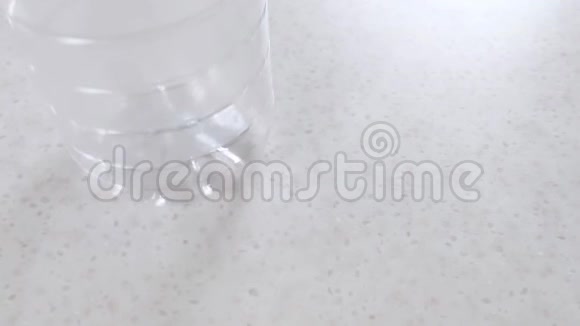 一次性塑料瓶和容器放在桌子上特写拒绝塑料菜肴的主题视频的预览图