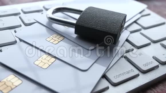 信用卡和桌上键盘上的挂锁视频的预览图