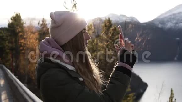 一位戴着米色帽子的女士从路上望着地平线拍摄着令人难以置信的美丽风景视频的预览图