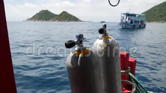 一排氧气罐和潜水设备放置在现代船在荡漾的海洋附近的Koh陶度假村泰国概念视频的预览图