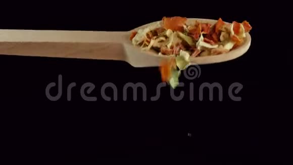 一勺干蔬菜香料和食品成分视频的预览图
