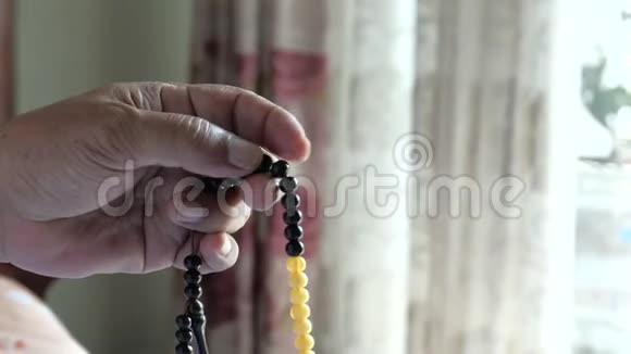 戴头巾的穆斯林老人在晚上祈祷视频的预览图