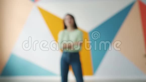 彩色背景下迷人的时尚女士站在室内的放大肖像视频的预览图