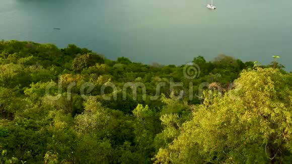 鸟眼全景从昂松国家海洋公园俯瞰群岛的海洋全景靠近旅游的萨米乐园视频的预览图