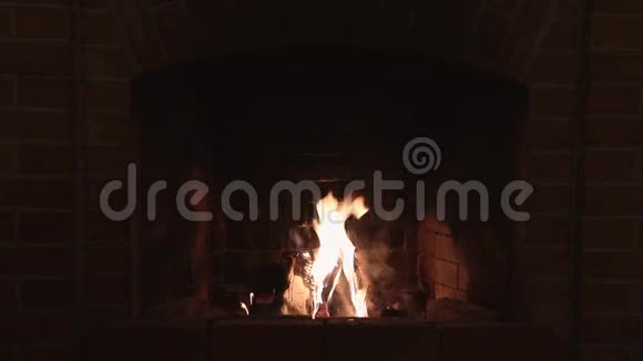 晚上在乡下房子的红砖壁炉里燃烧着火焰视频的预览图