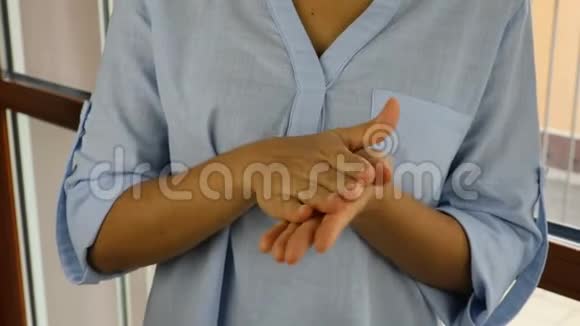COVID19大流行冠状病毒面罩女士双手特写护士洗手液凝胶分配器冠状病毒2019nCOV视频的预览图