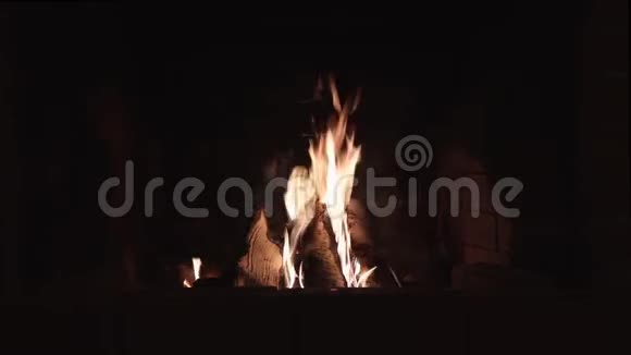 晚上在乡下房子的红砖壁炉里燃烧着火焰视频的预览图
