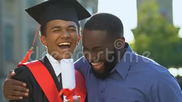 喜极而喜的黑人父亲恭贺儿子毕业视频的预览图