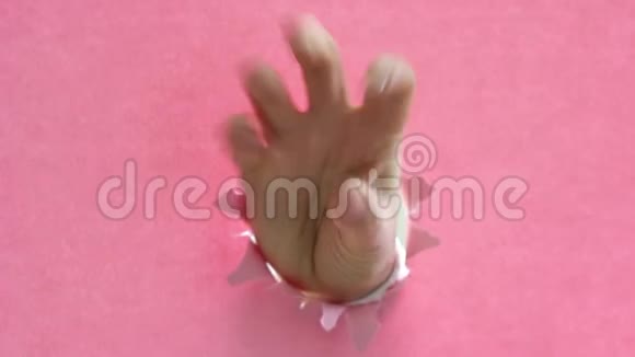 女性的手在粉红色撕破的纸的背景上做一个倒计时视频的预览图
