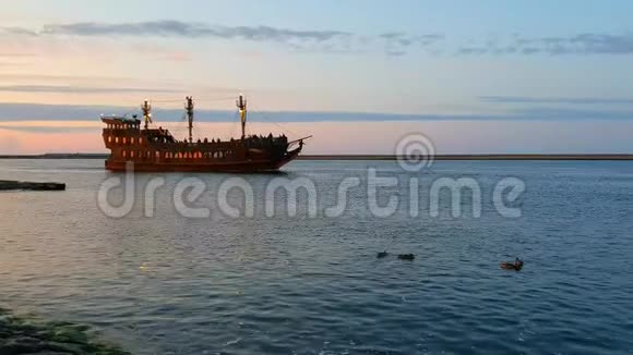 带游客在波罗的海航行的老海盗船视频的预览图