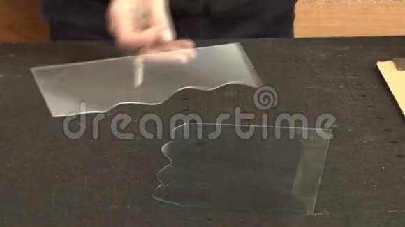 男人的手雕刻一个玻璃然后打碎视频的预览图
