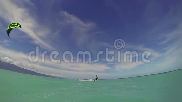 人类在海洋中风筝登船在镜头上方做戏视频的预览图