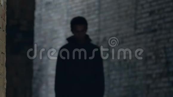 忧郁的非裔美国男青年戴着头巾独自行走在废墟上视频的预览图