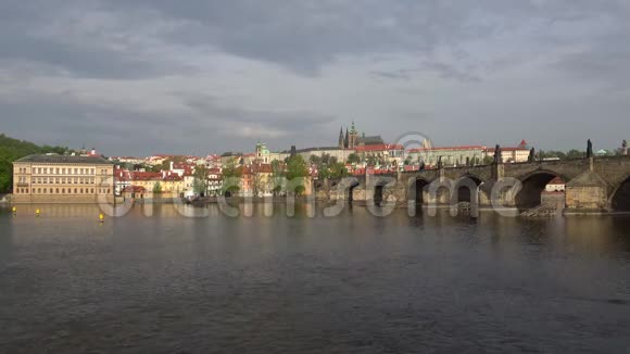 查尔斯桥在城市景观四月天捷克共和国布拉格视频的预览图