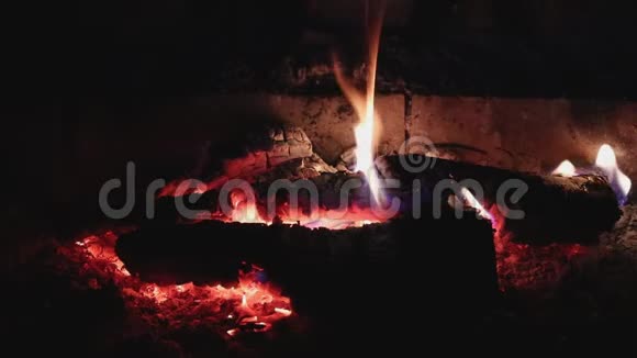 在红砖壁炉里烧柴火视频的预览图