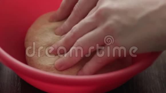 女孩准备面团烘焙女人手揉面包视频的预览图